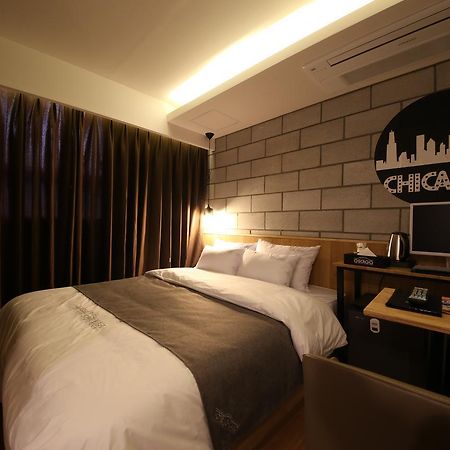 Hotel Chicago Changwon Bagian luar foto