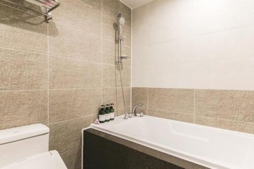 Hotel Chicago Changwon Bagian luar foto