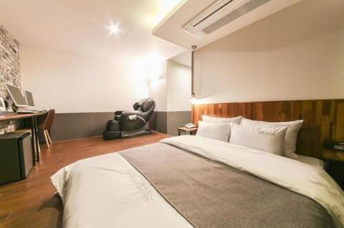 Hotel Chicago Changwon Bagian luar foto