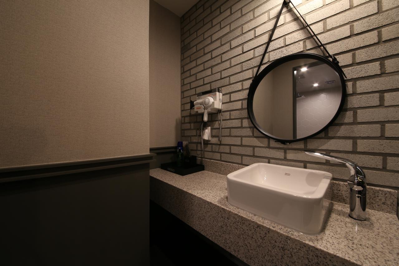 Hotel Chicago Changwon Bagian luar foto