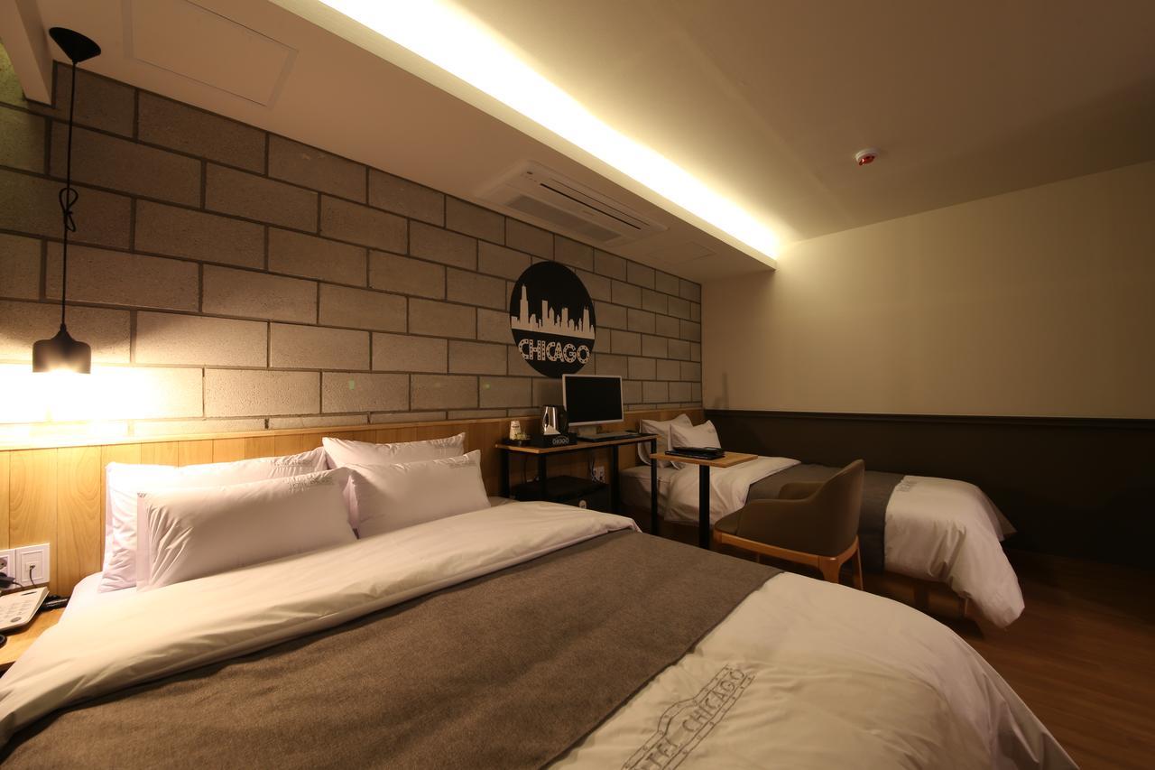 Hotel Chicago Changwon Bagian luar foto
