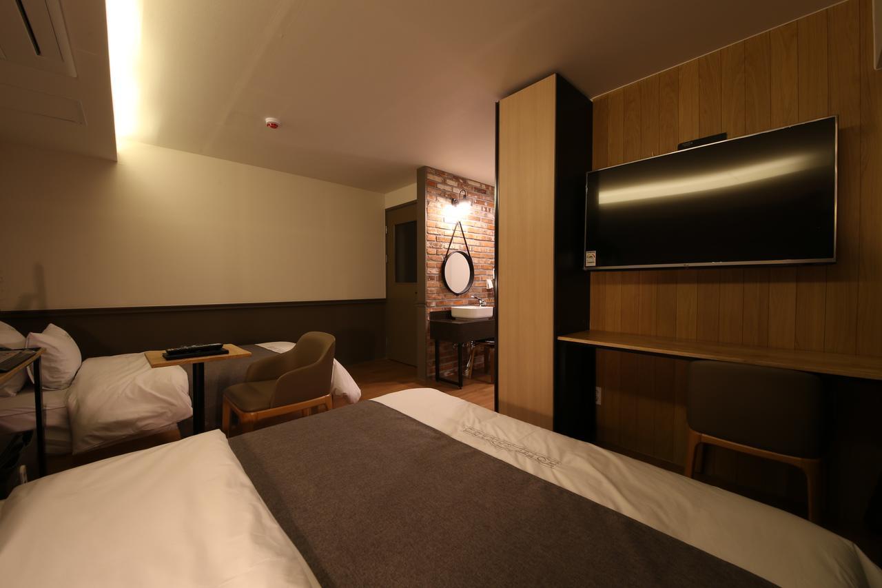 Hotel Chicago Changwon Bagian luar foto