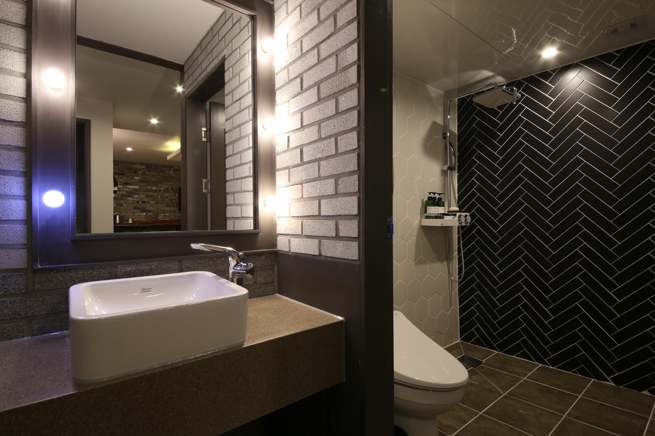 Hotel Chicago Changwon Bagian luar foto