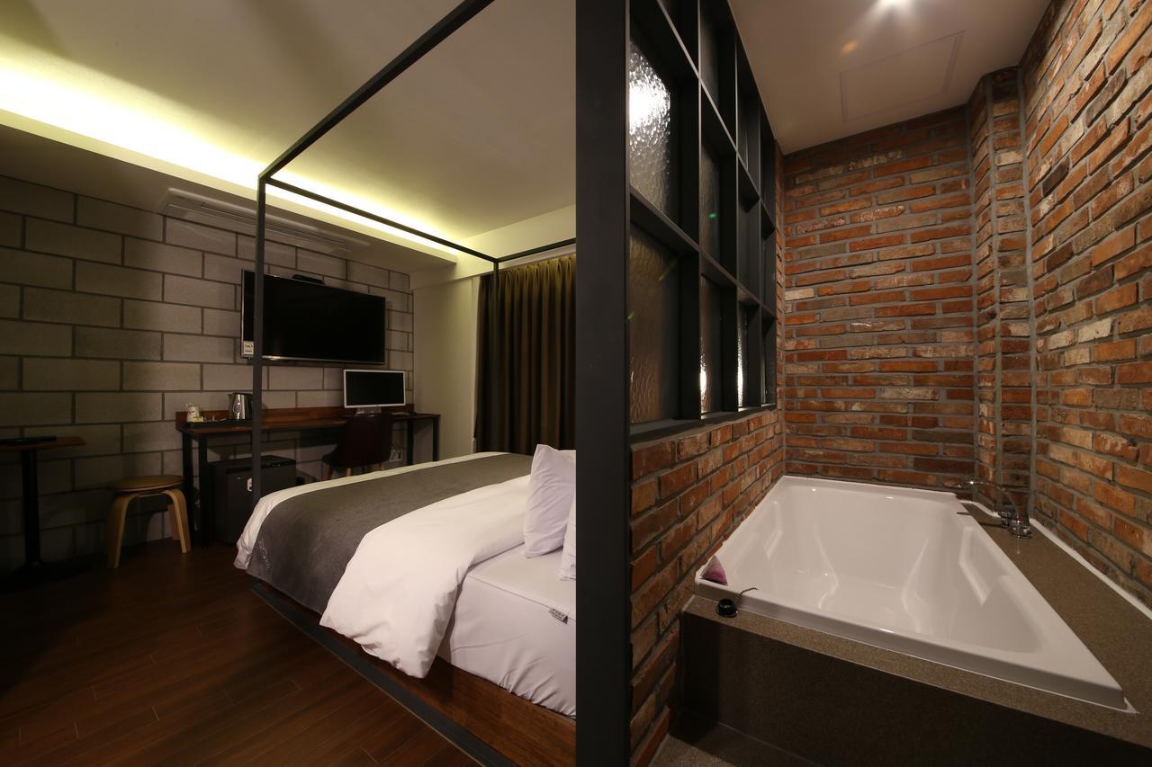 Hotel Chicago Changwon Bagian luar foto