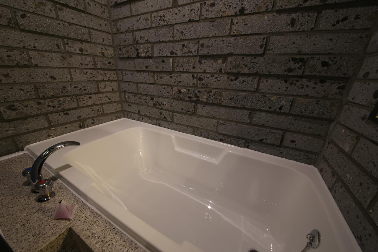 Hotel Chicago Changwon Bagian luar foto