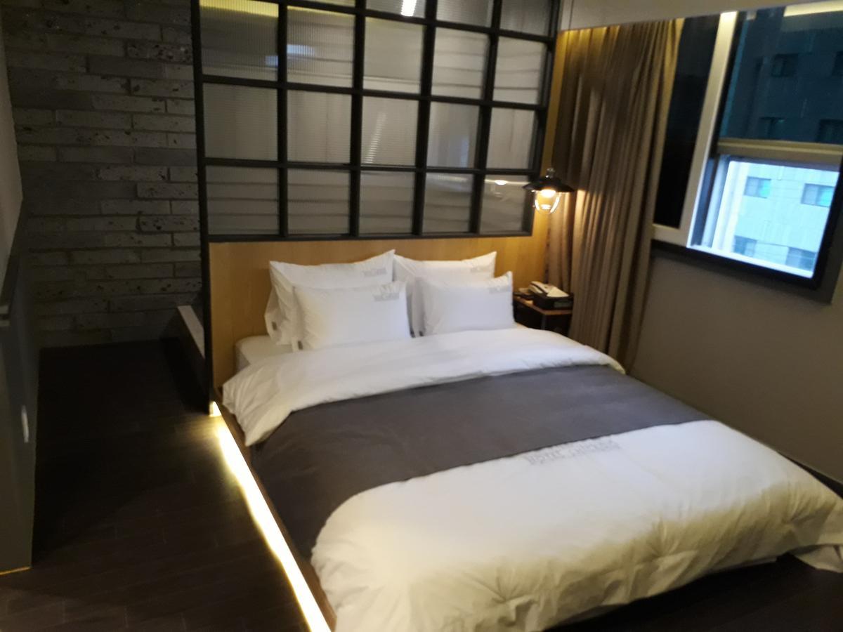Hotel Chicago Changwon Bagian luar foto